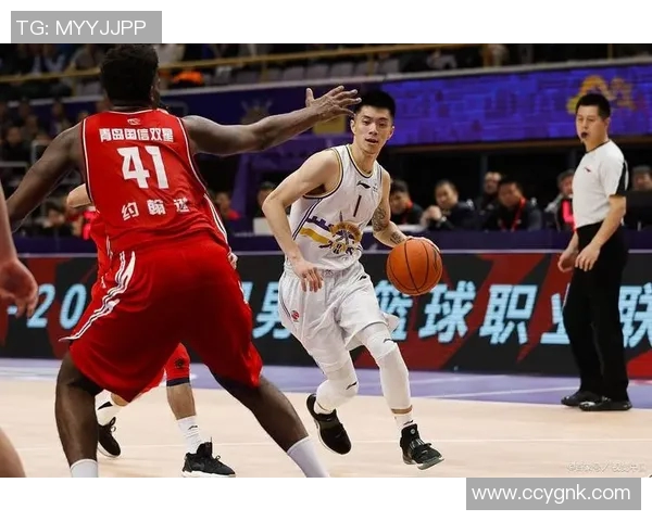 CBA激战新疆男篮对决北京男篮巅峰对决引发球迷热议