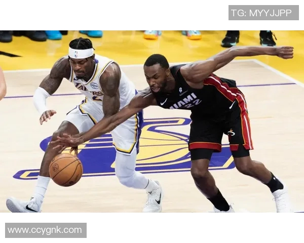 火箭毒蛇与南湾湖人队激战正酣谁能在赛场上笑到最后 火箭毒蛇与南湾湖人队激战正酣谁能在赛场上笑到最后