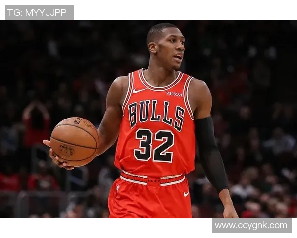 热火与公牛激烈对抗赛场冲突引发球迷热议与媒体关注 热火与公牛激烈对抗赛场冲突引发球迷热议与媒体关注